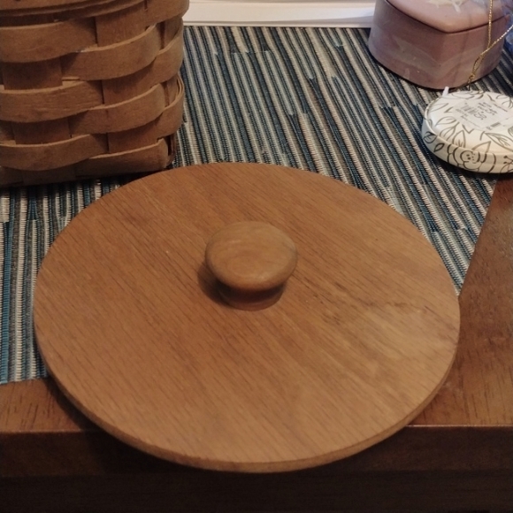 Longaberger small covered basket - Picture 2 of 5